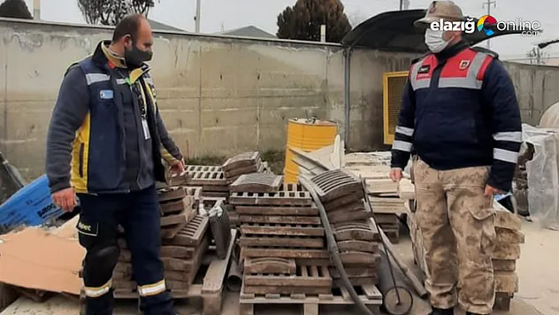 Aranan şüpheli mazgalları çalınca yakayı ele verdi