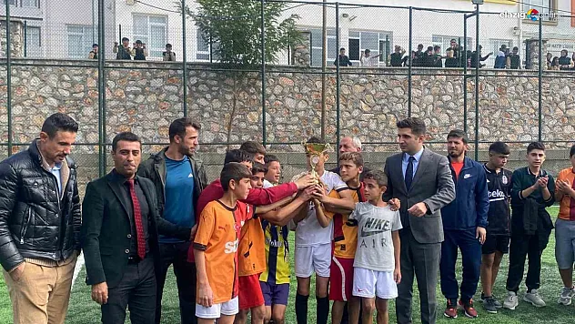 Arıcak'ta Spor ve Dostluk Bir Araya Geldi: Futbol Turnuvası Tamamlandı!
