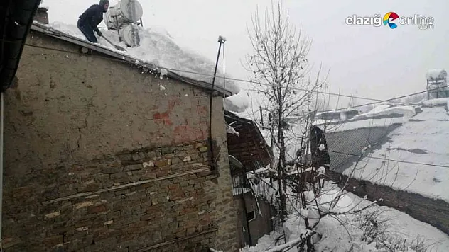 Arıcak'ta vatandaşlar, çatılarda biriken kar birikintilerini temizledi