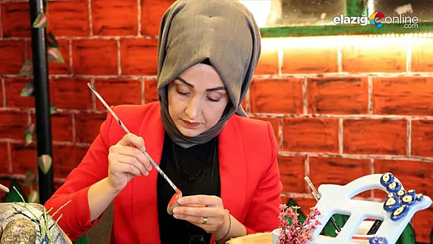 Arzu hemşire topladığı taşları sanat eserine dönüştürüyor