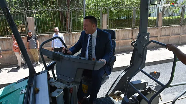 Asfalt serme makinesinin başına geçti, 40 derecede çalışmalara katıldı