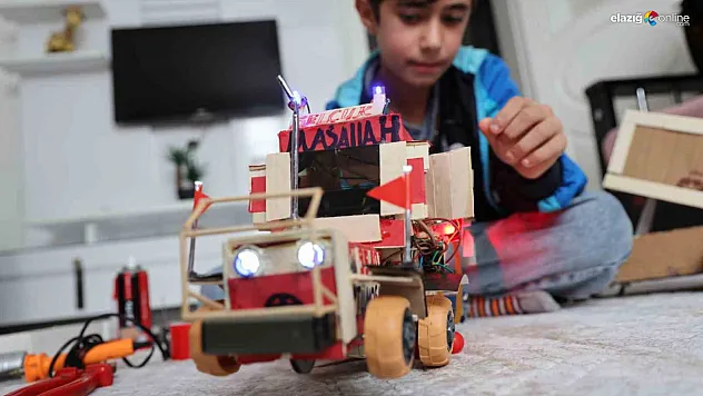 Harçlıklar parçaya, atıklar sanata dönüştü: 12 yaşındaki Elazığlı mucit ezber bozdu