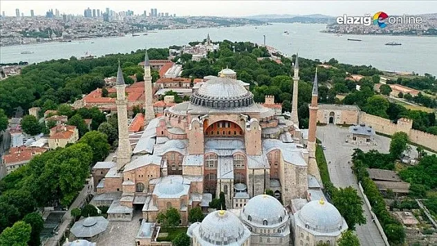 Ayasofya Camii'nde İlk Ezan Okundu!