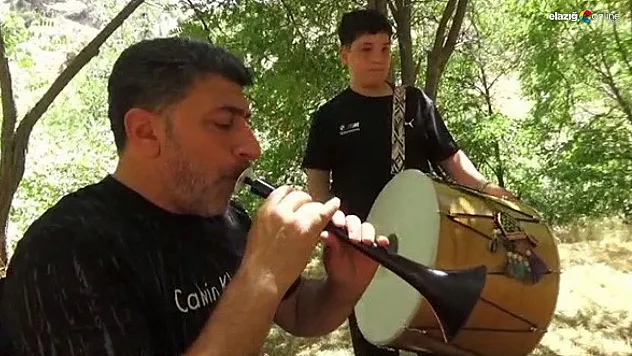 Baba-oğul her yaz memleketlerini gezerek davul-zurna çalıyor