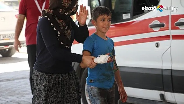 Babasına yardım etmeye çalışan çocuk elini kesti