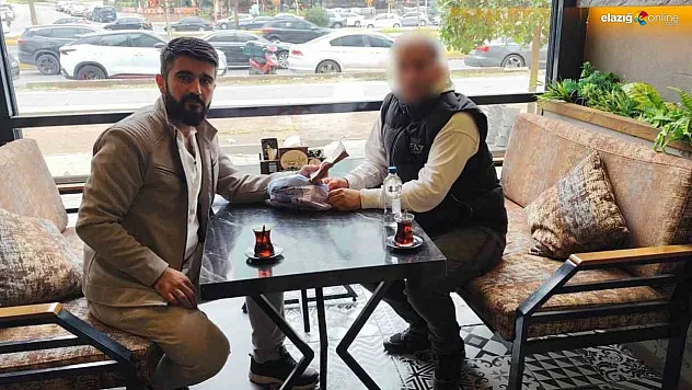 Babasından aldığı öğütle taksisinde unutulan 230 bin lirayı sahibine teslim etti