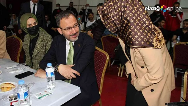 Bakan Kasapoğlu, Elazığ'da gençlerle bir araya geldi