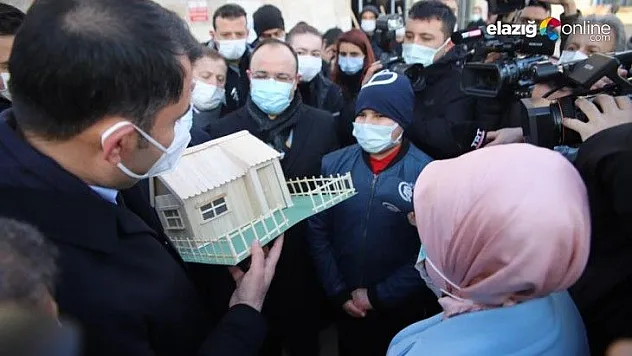 Bakan Kurum'a yaptığı maket evi hediye etti