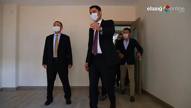 Bakan Kurum Elazığ'da, yapımı süren deprem konutlarını inceledi