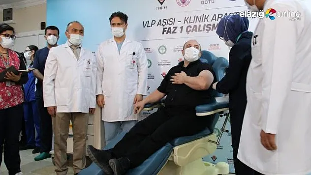 Bakan Varank gönüllü olduğu yerli aşıda ilk dozu yaptırdı