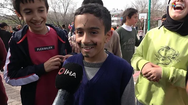 Bakana yönelik cümleleri gülümsetti