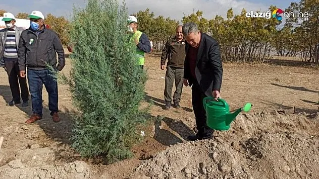 Başkan Akmurat fidanları toprakla buluşturdu