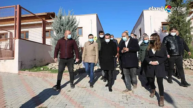 Başkan Şerifoğulları geçici hayvan bakımevini ziyaret etti