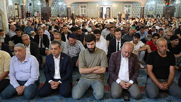 Bayram Namazında Elazığ Tek Yürek Oldu: Camilere Akın Ettiler!