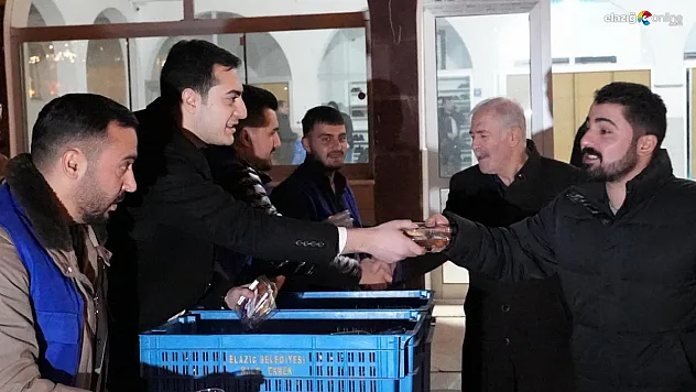 Belediye'den kandil jesti: Cami çıkışında simit ve şerbet ikramı