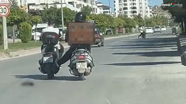 Elazığ'da İlginç Yardım! Yakıtı Bitmiş Motosikleti Ayağıyla İtti!