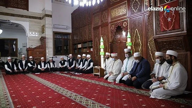 Berat Kandili'nde eller semaya açıldı