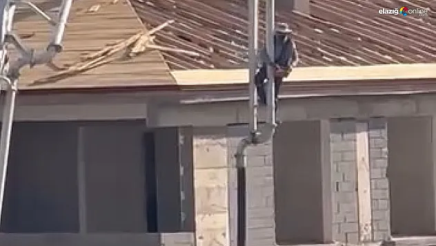 Elazığ'da Beton Pompası Üzerinde Tehlikeli Gösteri!