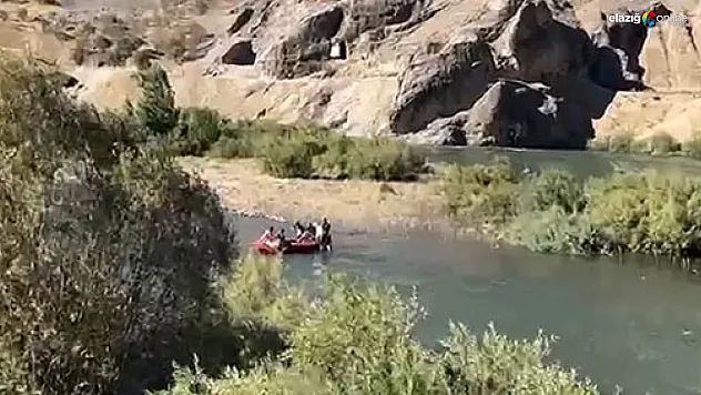 Elazığ Palu'da Korku Dolu Anlar: Mahsur Kalan 4 Kişi Botla Kurtarıldı!