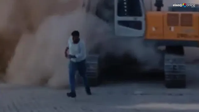 Bina aniden yıkılınca operatör kepçeyi bırakıp kaçtı