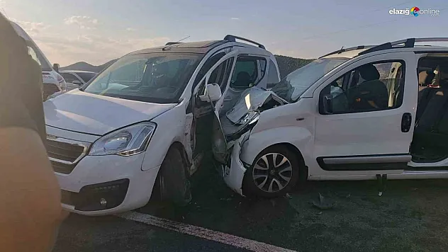 Bingöl'de iki hafif ticari araç çarpıştı: 11 yaralı