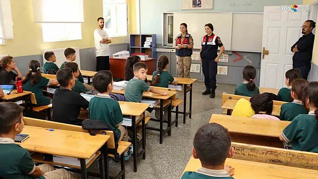 Bingöl'de jandarma öğrencilerin ilk gün heyecanına ortak oldu