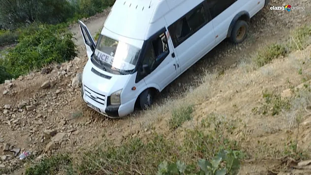 Bingöl'de kontrolden çıkan minibüs şarampole girdi: 7 yaralı