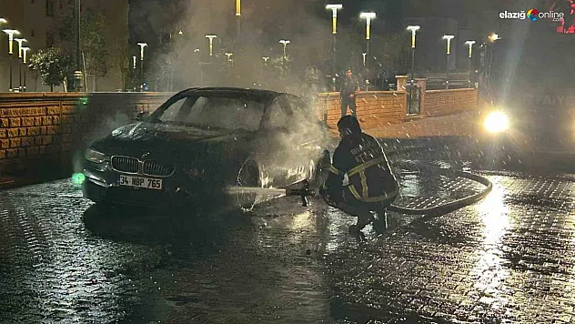 Bingöl'de lüks araç yanarak kullanılamaz hale geldi