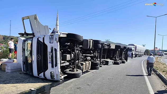 Bingöl'de saman yüklü kamyon devrildi, yol trafiğe kapandı