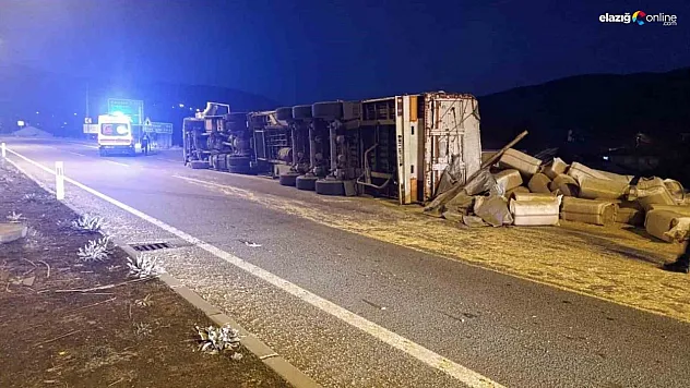 Bingöl'de saman yüklü kamyon devrildi