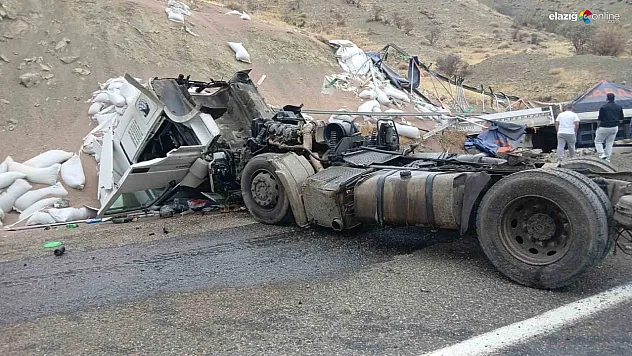 Bingöl'de tır devrildi: 1 yaralı