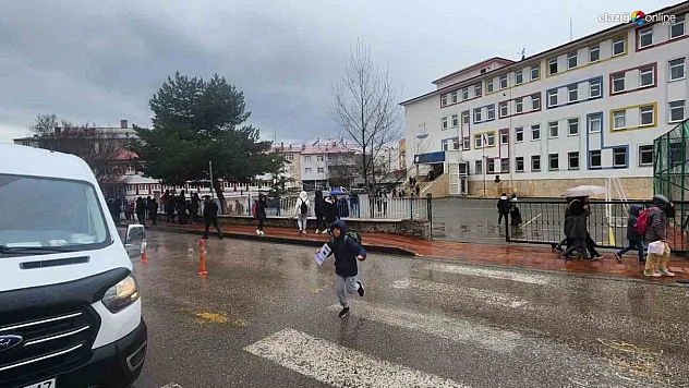 Deprem sonrası öğrenciler hızlıca tahliye edildi!