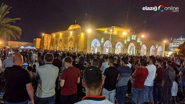 Binlerce Filistinli Mescid-i Aksa'ya akın etti