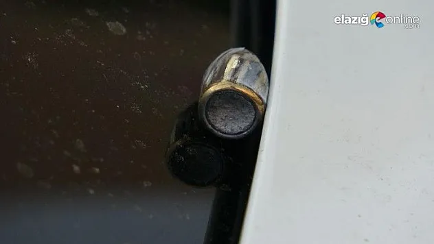 Bir kişi seyir halinde iken aracına kör kurşun isabet etti