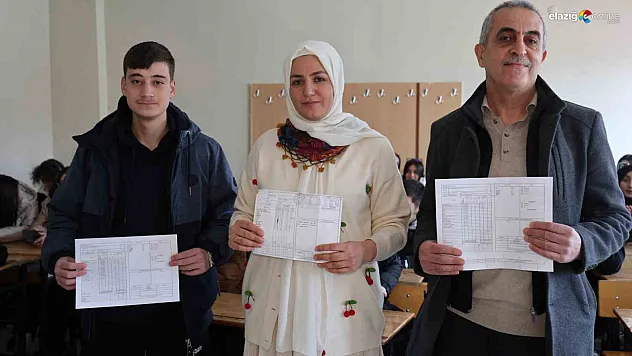Elazığ'da üç kuşak bir karede: 20 yıl önce öğrenciydi, bugün aynı okulda karne dağıttı