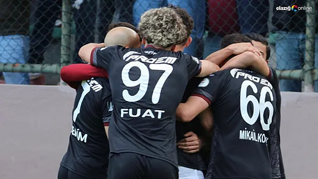 Bordo-Beyazlılar 10 Kişiyle Şov Yaptı! Şampiyonluk Son Haftaya Kaldı