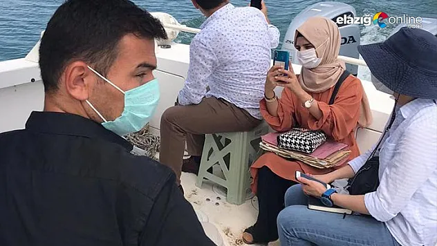 Bot timi, teknesi arızalanan ailenin yardımına yetişti