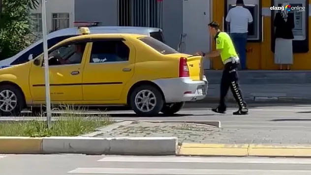 Elazığ Polisi Trafikte Arıza Yapan Taksiye Yardım Etti, O Anlar Kamerada!