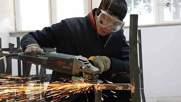 Bu lise fabrika gibi çalışıyor!