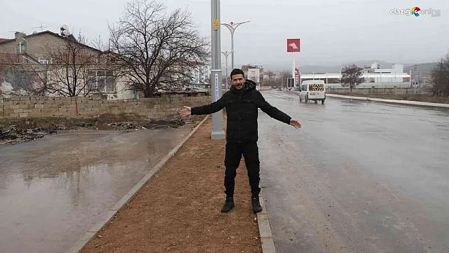 Cadde ortasında kalan ev, görenleri şaşırtıyor