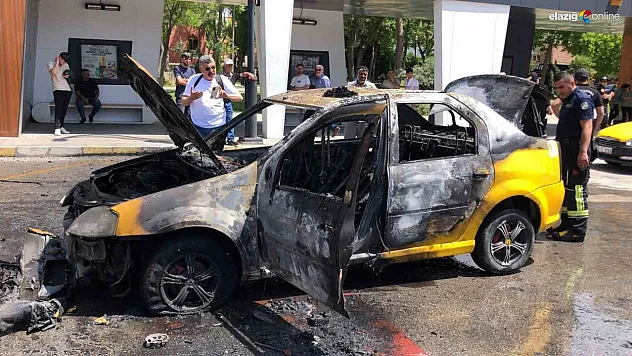 Elazığ'da Ticari Taksi Alev Topuna Döndü: Taksi Şoförü Canını Zor Kurtardı!