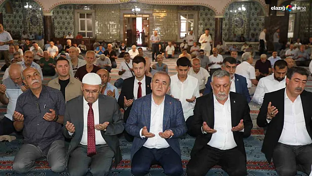 Elazığ'da 15 Temmuz Şehitleri Dualarla Anıldı: İzzetpaşa Camii'nde Duygusal Anlar!