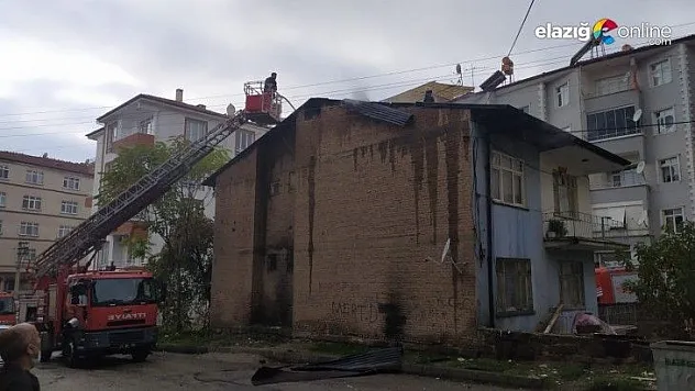 Çatı yangını itfaiye ekipleri tarafından büyümeden söndürüldü