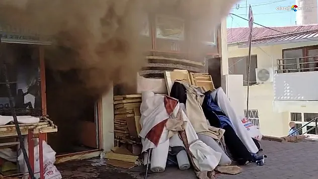 Keban'da Çatı Yangını İş Yerine Sıçradı