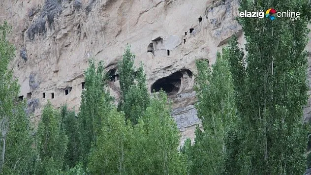 Çemişgezek'in 'İn Delikleri' Dikkat Çekiyor