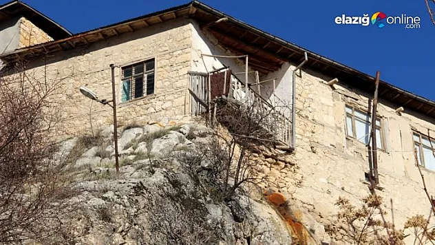 Çemişgezek'te dev kayaların üzerine yapılan evler dikkat çekiyor