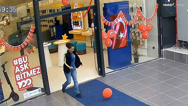 Yere düşen 'Ay Yıldıza' saygı dolu öpücük