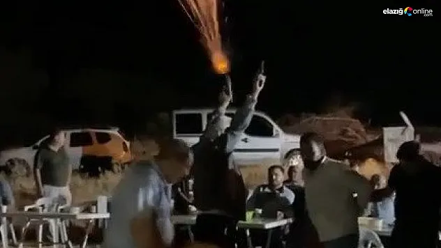 Asker eğlencesinde tehlikeli hareketler! Eline aldığı iki silahla davula ritim tutarak havaya ateş açtı