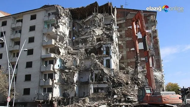 Deprem bölgesi Elazığ'da binalar böyle yıkıldı