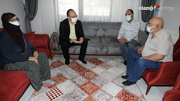 Vali Yırık acılı babayı Babalar Günü'nde yalnız bırakmadı